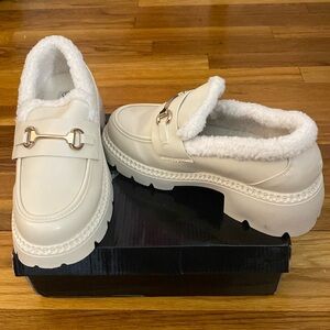 NWOT Forever Women’s Bone Fur Lined Loafers Size 9